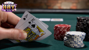 Bàn Blackjack với thiết kế casino cổ điển và khu vực chia bài rõ ràng