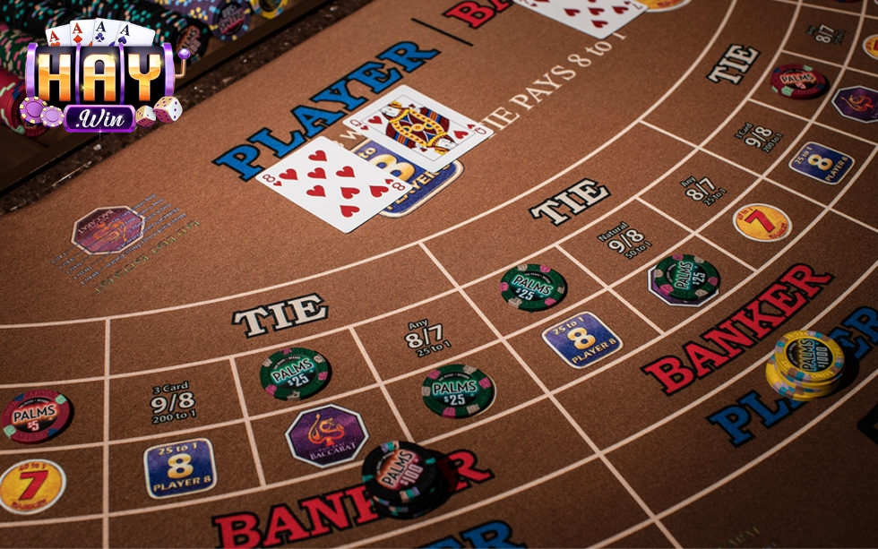 Các lá bài được hiển thị rõ ràng trên bàn chơi baccarat